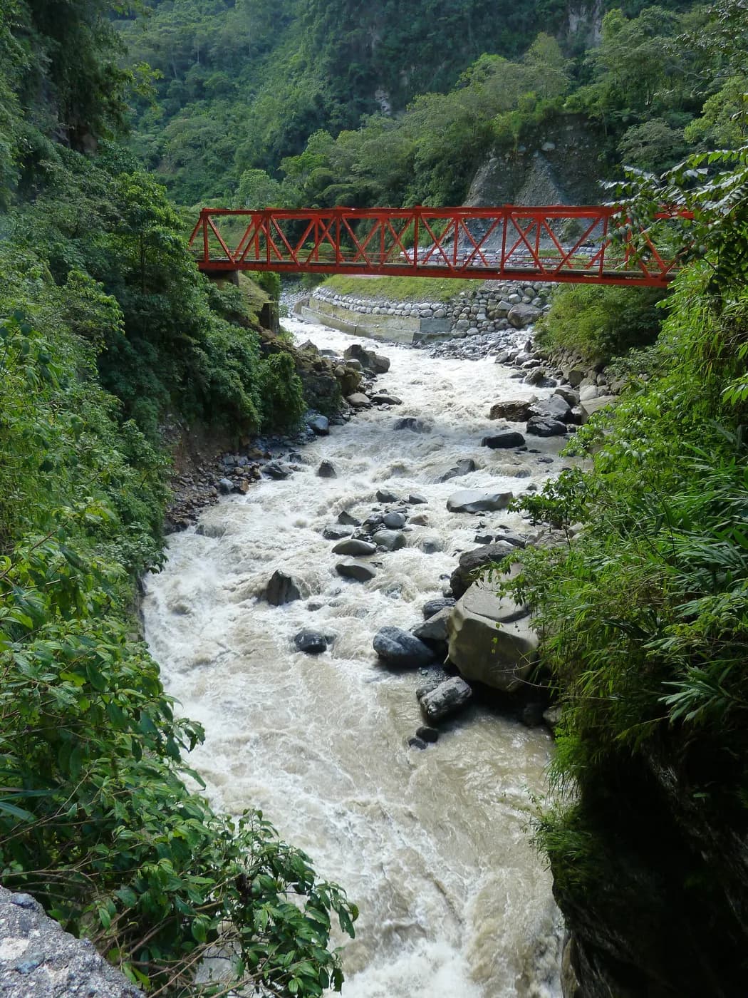 Río entre la montaña de San Ramón con un puente rojo