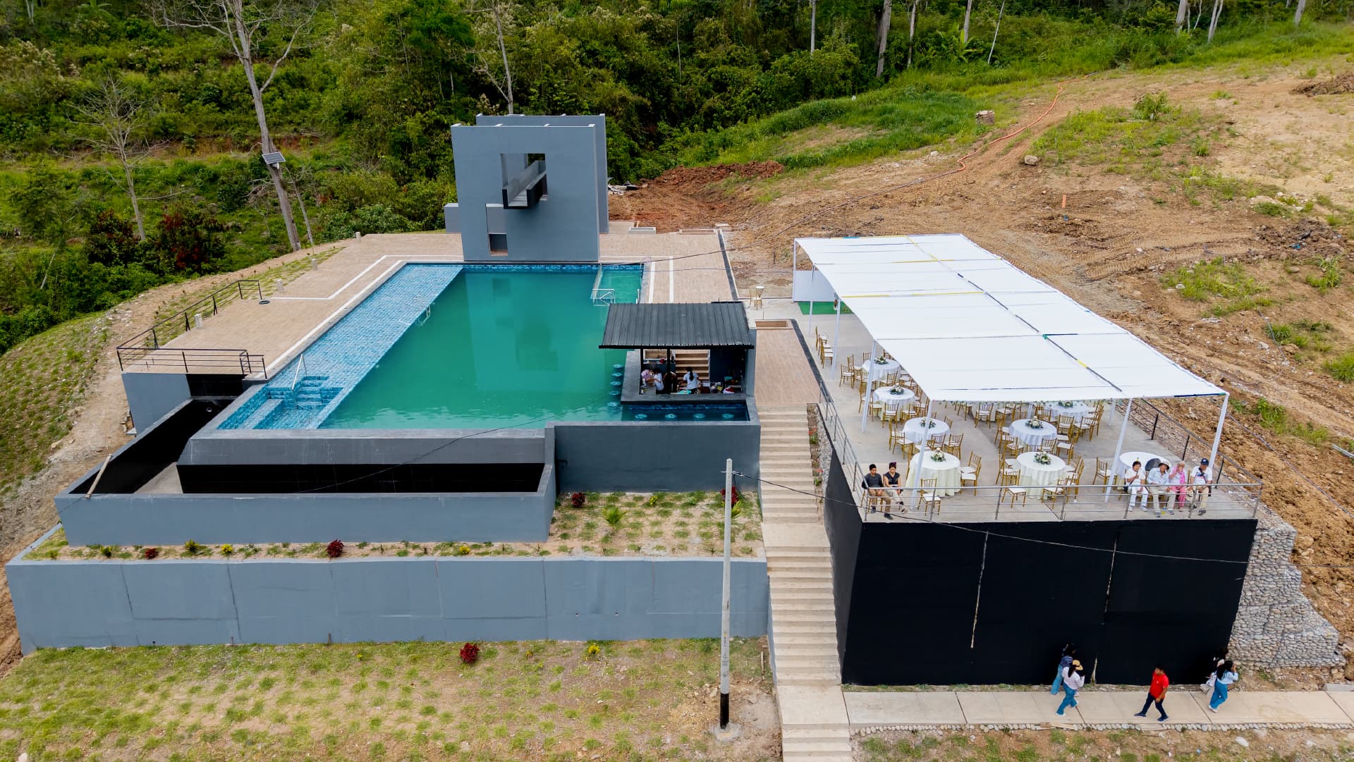 Vista aérea de la piscina y los espacios de Zagari Resort Club en la montaña